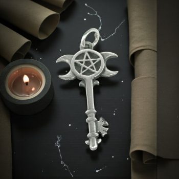 Dije Llave Triple Diosa Wicca Con Pentaculo En Plata Art 172