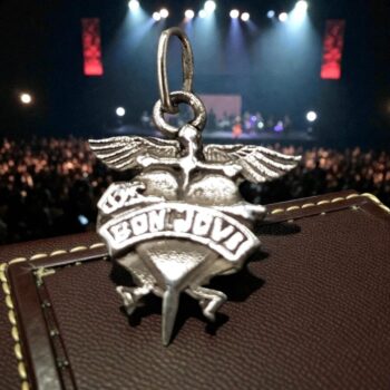 Dije Bon Jovi En Plata 1,5 X 1,5 Cm 2 Gr Art 582