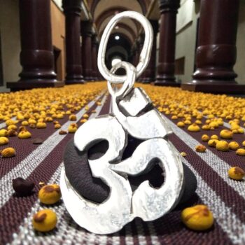 Dije Símbolo Om En Plata 1,5 Cm 1 Gr Art 936