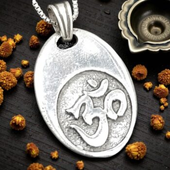 Dije Simbolo Om En Plata 2,5 X 1,5 Cm 4,5 Gr Art 1697