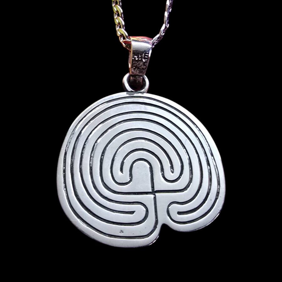 Dije Laberinto Celta en Plata 925 Amuleto de Viaje Espiritual y Sabiduria Interior Ciclos Naturales Joyeria Mistica Handmade - Imagen 4