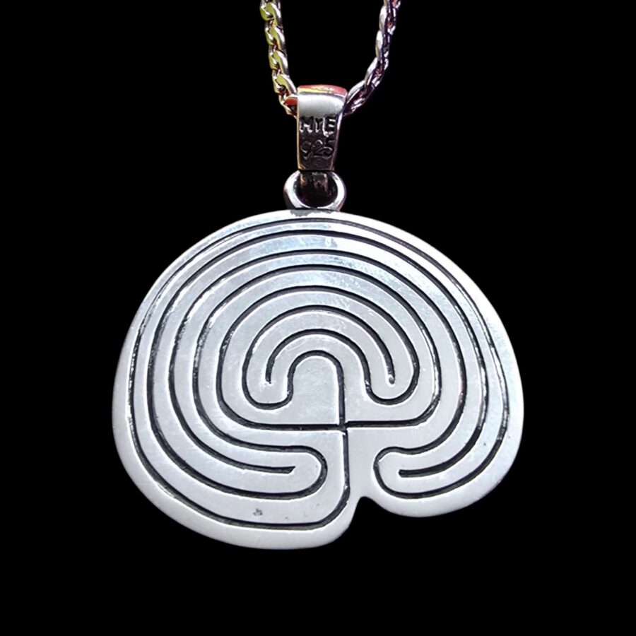 Dije Laberinto Celta en Plata 925 Amuleto de Viaje Espiritual y Sabiduria Interior Ciclos Naturales Joyeria Mistica Handmade - Imagen 3
